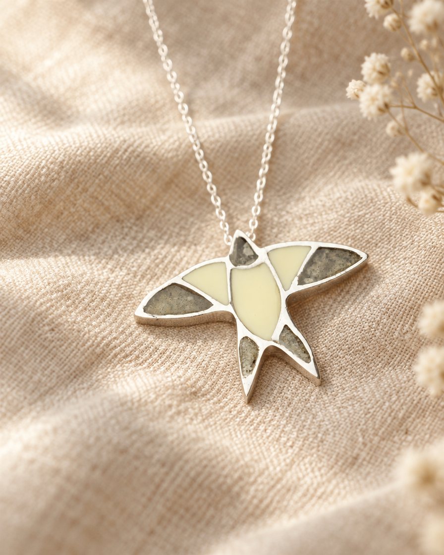 Colgante de golondrina con las alas rellenas de cenizas sobre lino natural